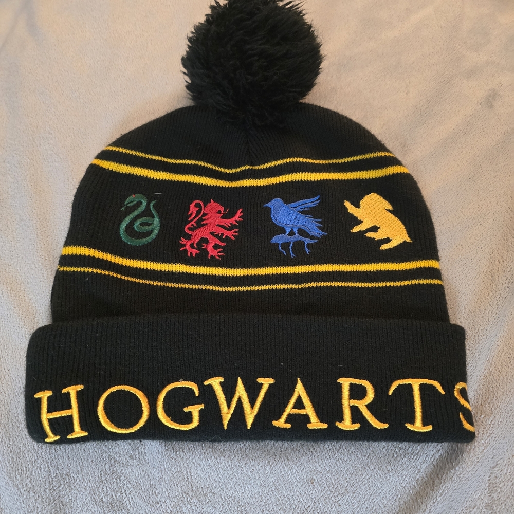 Harry Potter Beanie Black with Embroidered Hogwarts Graphics OS EUC
